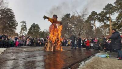 В Новосибирске проводили зиму сожжением чучела Масленицы