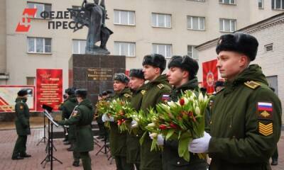 Российские курсанты трогательно поздравили женщин с 8 Марта