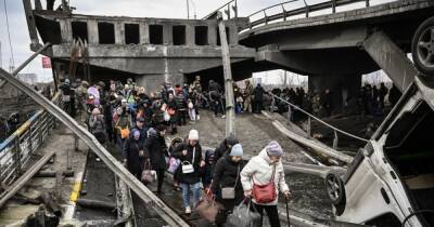 Россияне обстреливают из минометов жителей Ирпеня на переправе: есть погибшие