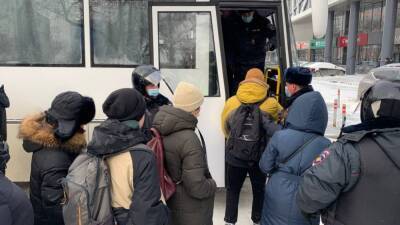 В Екатеринбурге на несогласованной акции протеста задержано более 60 человек