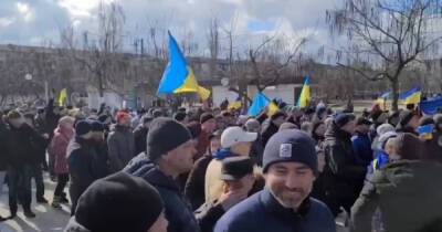 В оккупированной россиянами Новой Каховке проходит многотысячный проукраинский митинг (ВИДЕО)