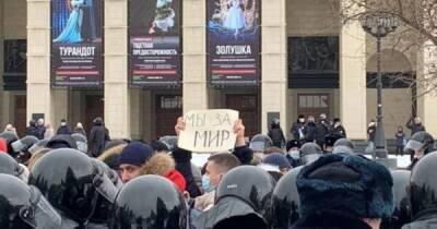 Россияне вышли на антивоенные протесты в 21 городе (ФОТО)