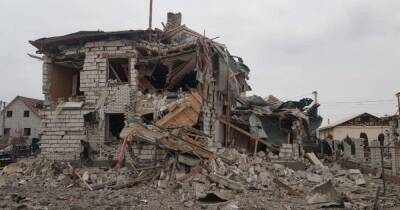 В Житомирской области после авианалета разрушены частные дома. Есть жертвы (фото, видео)