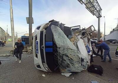 В центре Москвы перевернулся автозак с задержанными