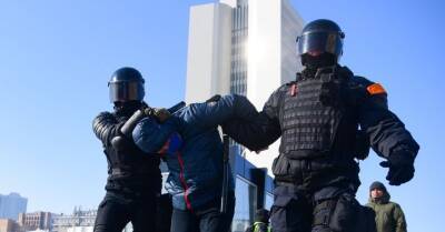 ФОТО, ВИДЕДО: В России на антивоенных акциях задержаны сотни людей