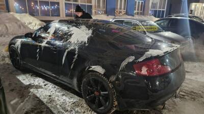 Автомобиль за 2 миллиона рублей облили кислотой в Новосибирске