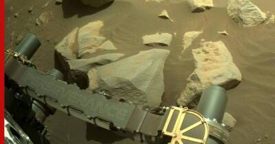 Астрономы показали фото марсохода Perseverance рядом с камнем "Сид"