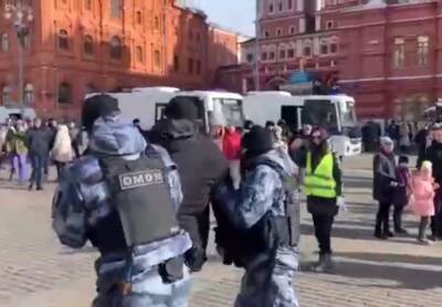 Антивоенные митинги в России: в Питере начали нападать на полицию - неужели проснулись. Видео