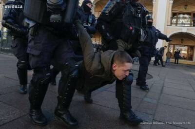 На антивоенных акциях в РФ полиция жестоко избивает людей (Фото,Видео)