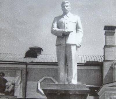 На годовщину смерти Сталина в Грузии неизвестные откололи голову памятнику вождя - Русская семерка