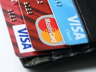 MasterCard и Visa приостанавливают деятельность в России