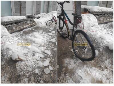 В Новосибирске глыба льда упала на припаркованные велосипеды