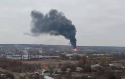 В Луганске произошел взрыв и загорелась нефтебаза