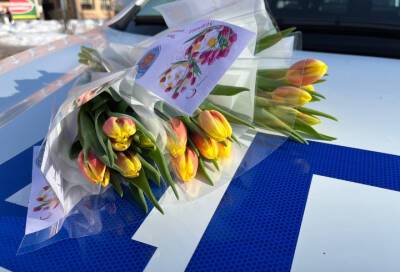 В Кингисеппском районе сотрудники ГИБДД дарили цветы девушкам за рулем