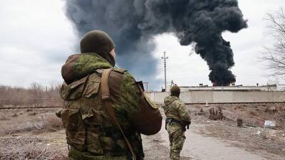Опубликованы новые кадры с места взрыва на нефтебазе в Луганске