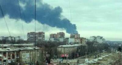 В Луганске горит нефтебаза после обстрела ракетой. ФОТО