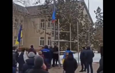 Луганщина - это Украина: В Старобельске местные жители сорвали и сожгли флаг оккупантов