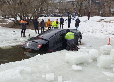 Специалисты Минэкологии достали в Красногорске затонувший автомобиль