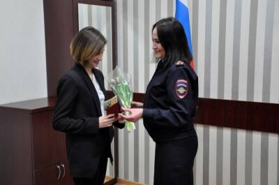 Жительниц Ульяновска во время вручения паспортов поздравили с 8 Марта
