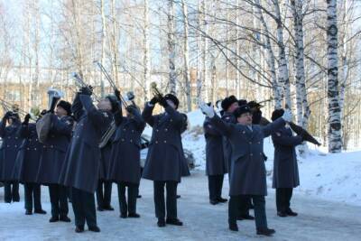 В Сыктывкаре военный оркестр Росгвардии поздравил женщин с весенним праздником
