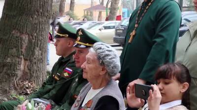 Российские военные в Таджикистане поздравили 95-летнюю ветерана Великой Отечественной