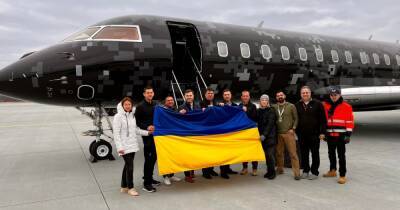 Командир экипажа SpaceX привез из США помощь для украинских военных (ФОТО)