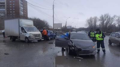 В Новосибирске 12-летний мальчик попал в больницу после аварии с тремя автомобилями