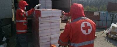 Петербуржцы принесли в Красный Крест более пяти тонн вещей для беженцев из Донбасса