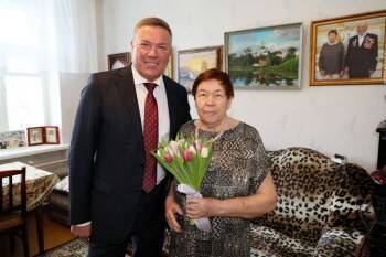 Олег Кувшинников поздравил свою маму с Международным женским днем