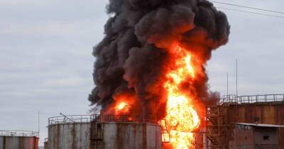 Более 10 подразделений МЧС тушат пожар на нефтебазе в Луганске