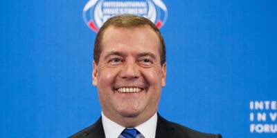 Медведев поздравил европейцев с газом по $3500