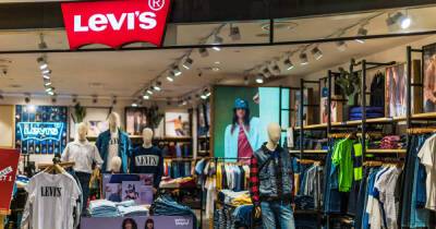 Магазины Levi’s приостанавливают работу в России