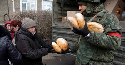 Кому мешает раздача продуктов в освобожденных на Украине городах