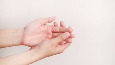 Невролог рассказал о причинах онемения пальцев на руках