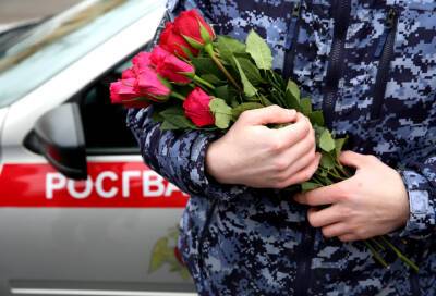 В Волхове сотрудники Росгвардии поздравили жительниц города с 8 марта