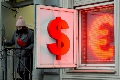 Уже 150: курс рубля к доллару за день обвалился на 20%