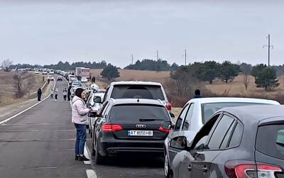 "Люди стоят в километровых очередях": украинцам рассказали, где наибольшие пробки, и как попасть в Европу без них