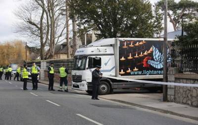 В Дублине грузовик снес ворота посольства России