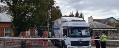 В Ирландии грузовик протаранил ворота посольства России