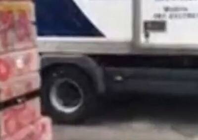 Водитель грузовика протаранил ворота российского посольства в Дублине
