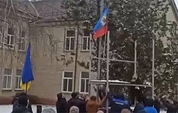 В Старобельске жители сняли флаг оккупантов и спели гимн Украины