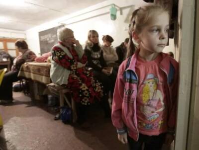 Украинцам дали советы, как успокоить и развлечь детей в укрытии