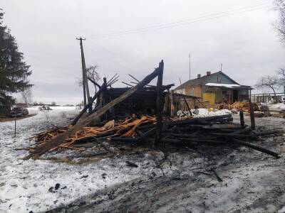 Ночью в Смоленской области пламя охватило два сарая около жилого дома