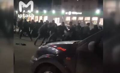 Несколько десятков подростков устроили массовую драку в Казани - Русская семерка