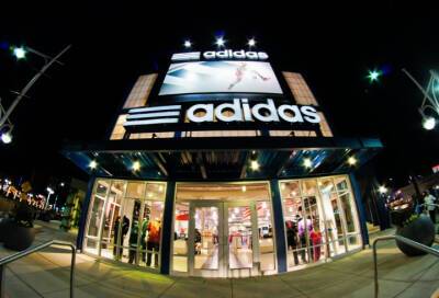 Adidas приостановит работу на территории России