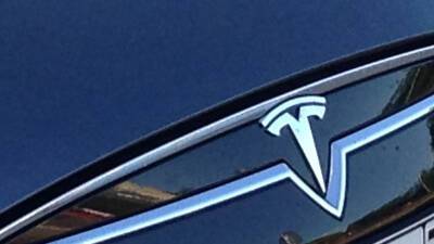 Владельца Tesla из Китая обязали выплатить более $600 тыс. за зарядку электромобиля