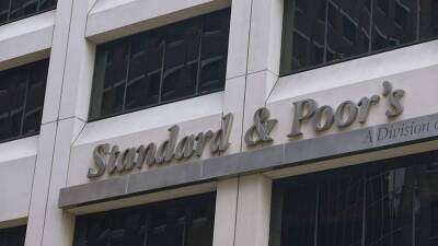 S&P понизило кредитные рейтинги 52 компаний из РФ