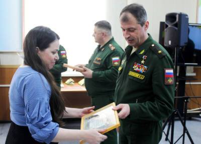 На Сахалине военные поздравили женщин с 8 Марта