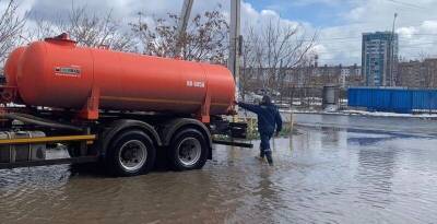 В Астрахани восстанавливают электричество и откачивают воду с дорог после шторма