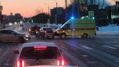 В Тюмени на перекрёстке Широтная-Фёдорова произошло ДТП с участием машины скорой